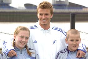 Neverjetno naključje na fotografiji iz leta 2005: danes znani osebnosti v družbi Davida Beckhama