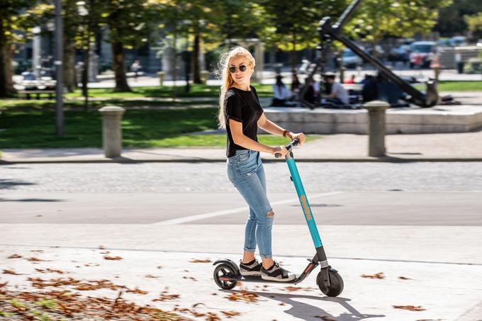 Z električnim skirojem se bo dovoljeno peljati tudi po cestišču (kjer ni kolesarske steze), ne pa hitreje od 25 kilometrov na uro. | Foto: arhiv podjetja