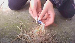 Prižiganje ognja z ovitkom žvečilnega gumija in baterijo: poskusi gledalcev #video