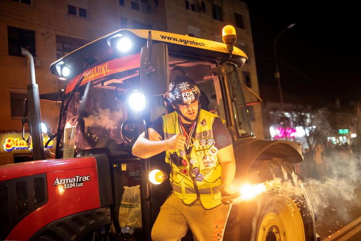Ljudi naj bi pozival, naj pridejo s traktorji. | Foto: Reuters