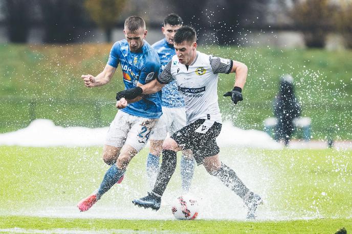 NK Bravo FC Koper | Na razmočeni zelenici v Spodnji Šiški so se zmage veselili Koprčani. | Foto Vid Ponikvar