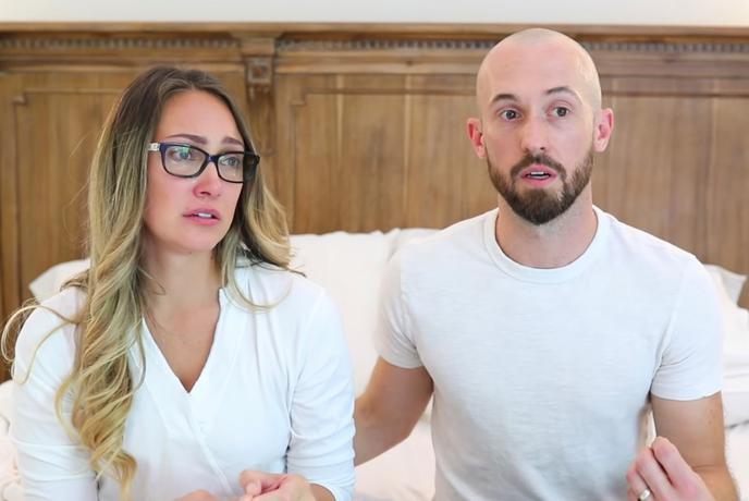 Ker sta oddala posvojenega sina, se je na slavna youtuberja usul plaz kritik #video