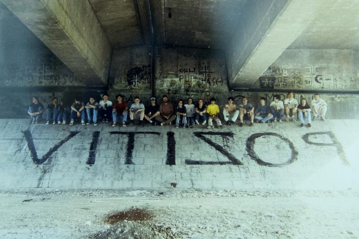 Začetki skupine Pozitiv, ki jo je leta 1996 z dijaki ustanovil pedagog Drago Pintarič. Najprej so izdajali časopis, pozneje pa so stopili na področje scenske in vizualne umetnosti. | Foto: Ana Kovač
