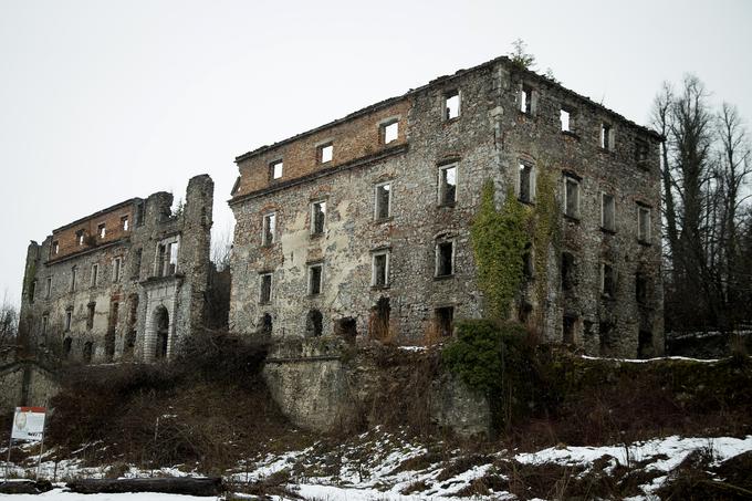 Zadnja lastnica dvorca je bila rodbina Windischgrätz. Knez Weriand zu Windischgrätz ga je kupil leta 1846, med vojno so se plemiči izselili v Italijo, grad pa je naselila najprej italijanska, nato nemška vojska, leta 1944 pa so ga požgali. | Foto: Ana Kovač
