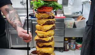 Padel nov rekord: v 11 minutah pojedel trikilogramski burger #video