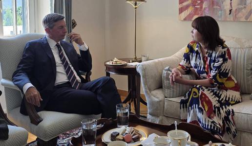 Pahor pri ameriški veleposlanici, pozornost ukradla bogato obložena miza