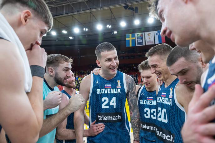 slovenska košarkarska reprezentanca, Alen Omić | Alen Omić je Slovenijo na tekmi s Švedsko prvič vodil kot kapetan. | Foto FIBA
