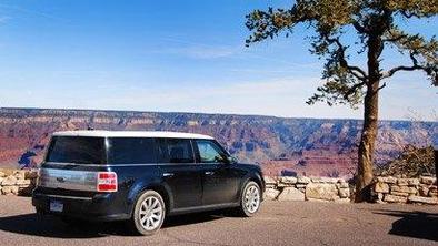 Brez besed obstal na robu Grand Canyona