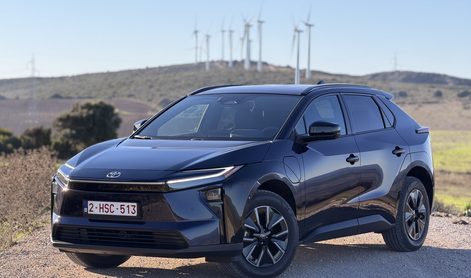 Najbolj uživaški električni avto? Odpravili napake, pogon obeta veliko, na cesti je kot doma.