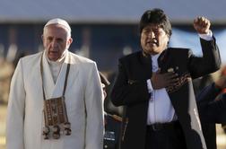Utrujeni papež ob prihodu v Bolivijo prejel kokine liste