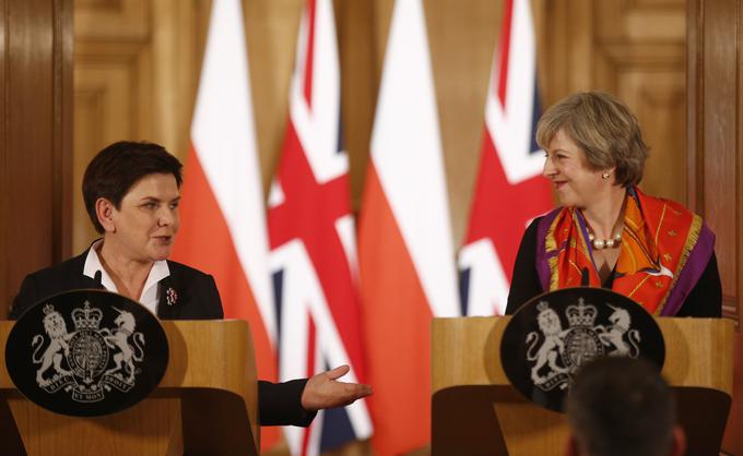 Trdno na oblasti sta tudi poljska premierka Beata Szydlo (levo) in njena britanska kolegica Theresa May. Obe prihajata iz strank, ki sta del Zveze konservativnih in reformnih strank (ECR). | Foto: Reuters