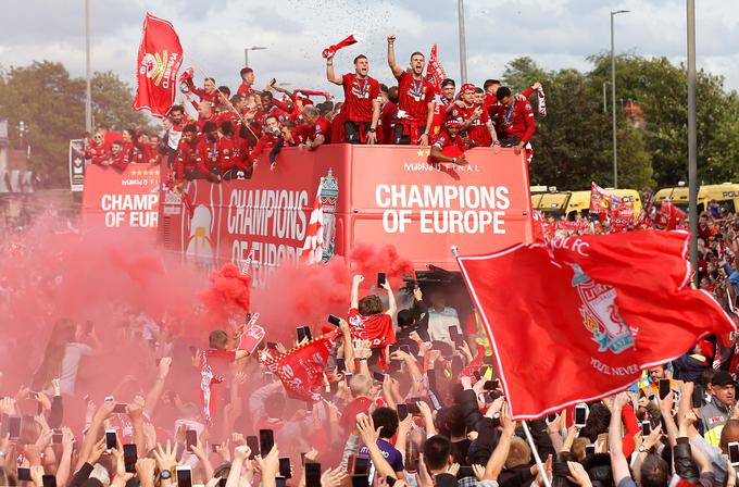 Nepozaben sprejem nogometašev Liverpoola po evropskem naslovu (2019). | Foto: Reuters