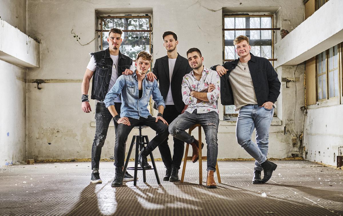 Skupina Vzrock | Skupino Vzrock po novem sestavlja pet članov (od leve proti desni): Tilen Omerzel Macedoni, Nik Macedoni, Gašper Možina, Gašper Kastelic in Nejc Novak. | Foto Primož Lukežič