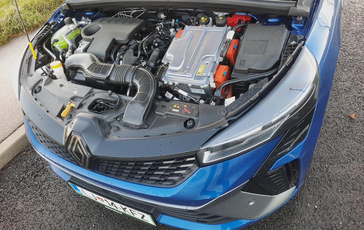 Renault clio | Čeprav je Renault močno vpet v razvoj električnih pogonov, predstavljajo hibridni pogoni tudi zanje nepogrešljivi del ponudbe novih avtomobilov. | Foto Aleš Črnivec