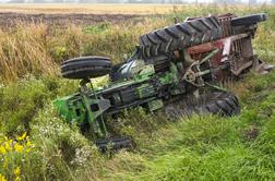 Traktor se je prevrnil na voznika, ki je umrl