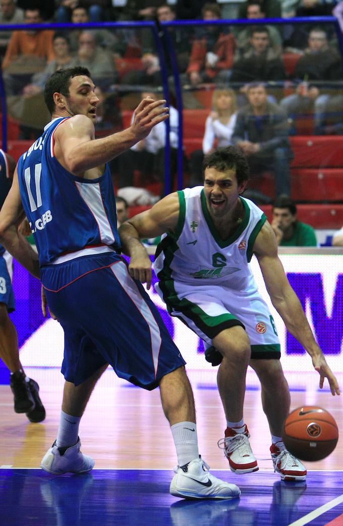 Vedran Vukušić (levo) je igral na položaju krila in krilnega centra. Visok je 203 centimetre. | Foto: Vid Ponikvar
