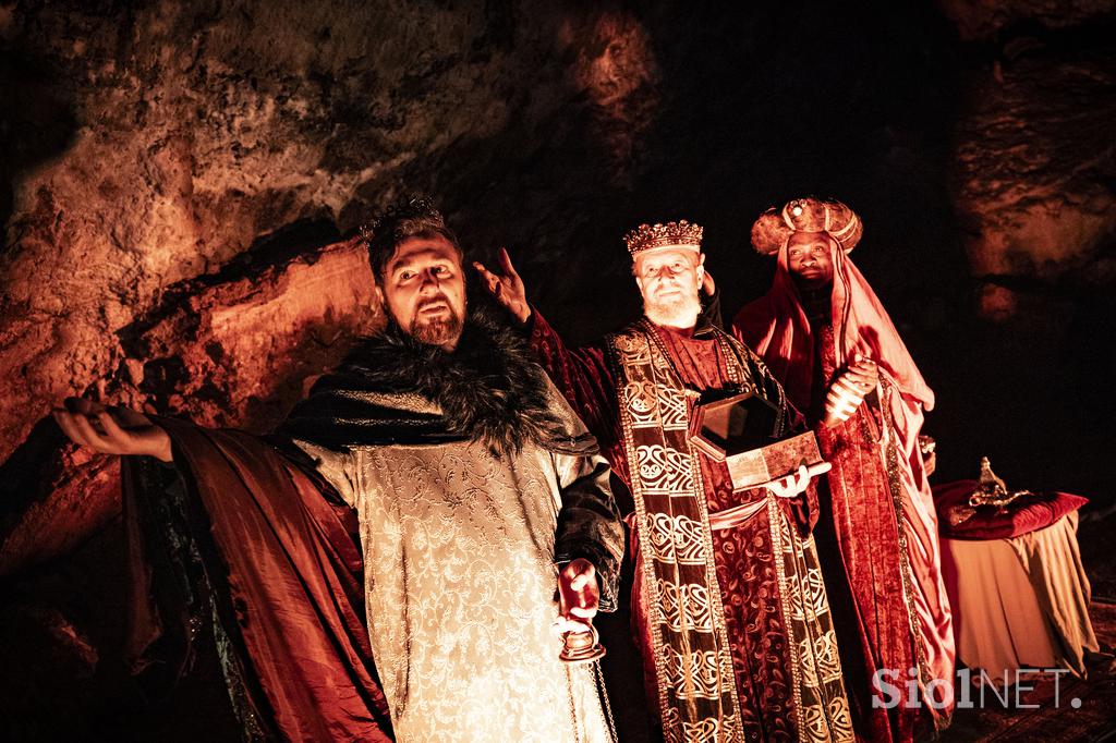 Žive jaslice v Postojnski jami