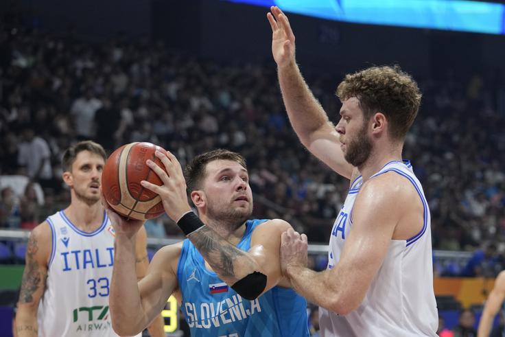 Nicolo Melli se je z Luko Dončićem pomeril tudi na reprezentančnih tekmah. | Foto: Guliverimage