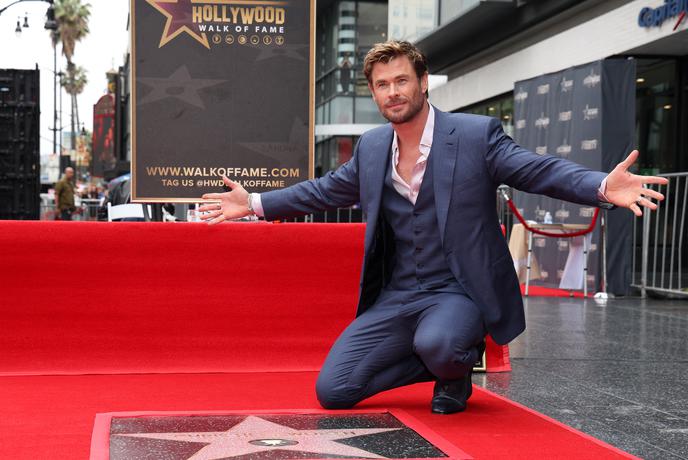 Chris Hemsworth dobil zvezdo na hollywoodskem pločniku slavnih #video