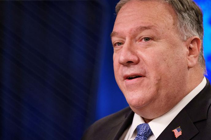 Mike Pompeo | Ameriški državni sekretar Mike Pompeo se je nekoliko razburil ob novinarskem vprašanju, kakšno sporočilo pošilja svetu Trumpovo zavračanje priznanja poraza glede na to, da ZDA pogosto spodbujajo poštene in svobodne volitve na tujem ter poražence, naj se s tem sprijaznijo. | Foto Reuters