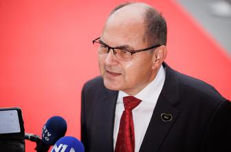Schmidt z zagotovili odgovoril na Dodikove grožnje z odvzemom premoženja