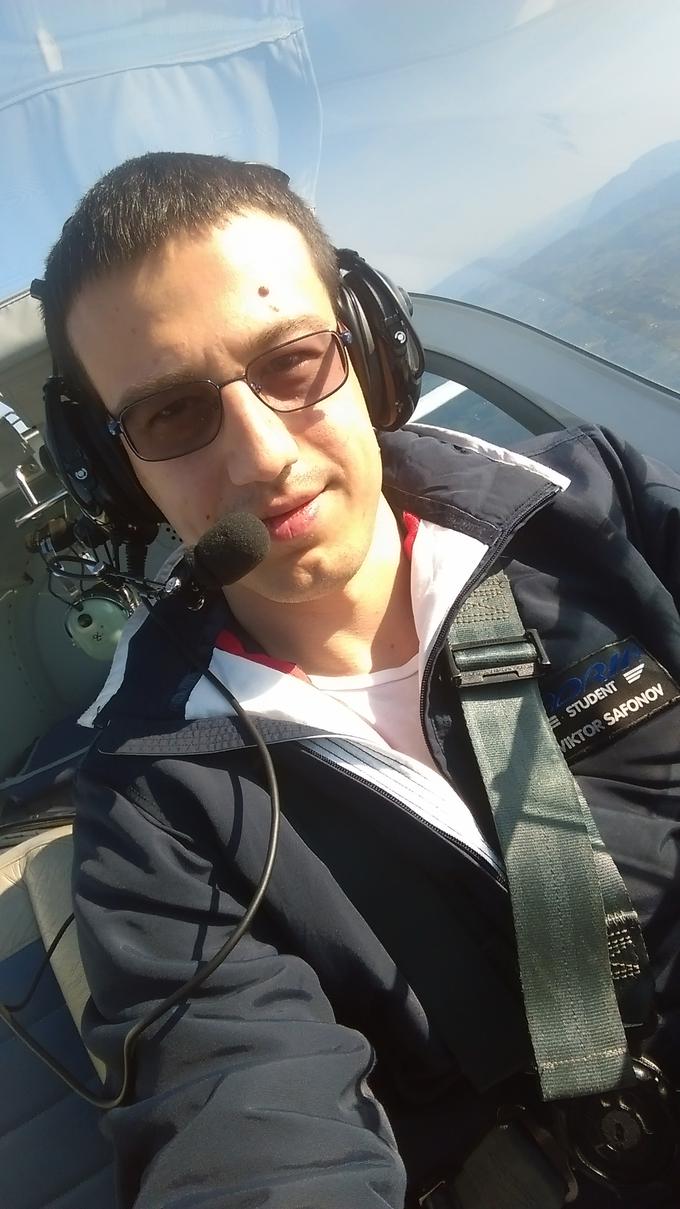 Viktor se je po skoraj desetih letih dela v bankah odločil, da bo postal pilot. | Foto: osebni arhiv/Lana Kokl