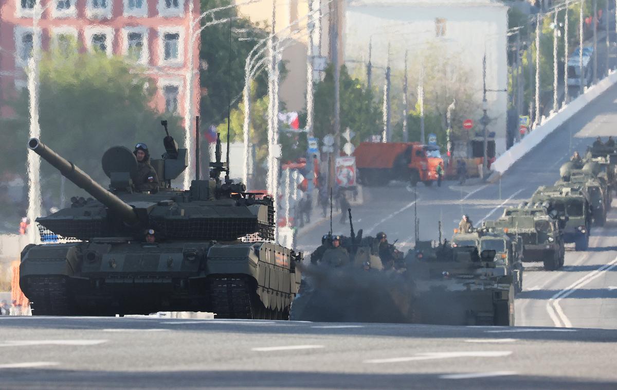 Moskva parada ruska vojska | Zaradi bližine fronte ima Pokrovsk strateški pomen. Omogoča obrambo zahodnega Donbasa, če bi padel, pa bi odprl pot ruski vojski v notranjost Ukrajine. Med vojno je mesto postalo logistično in humanitarno središče – od tam potekajo evakuacija civilistov, dostava pomoči in vojaška logistika. | Foto Reuters