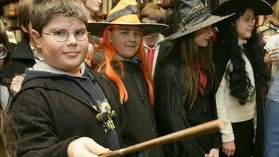Več kot 300 ljubiteljev pričakalo zadnjega Potterja