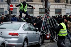 Protesti rumenih jopičev: Macron razmišlja tudi o referendumu