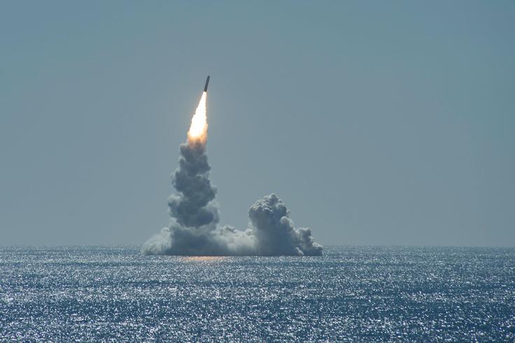 Tomahawk je ameriški večnamenski manevrirni izstrelek dolgega dosega, ki ga je mogoče izstreliti z ladje ali iz podmornice. | Foto: Reuters
