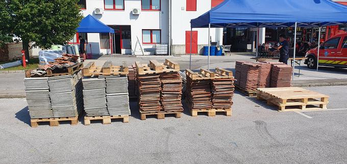 Zbrali so 12 palet strešnikov za domžalsko občino. | Foto: Klepet Grosuplje