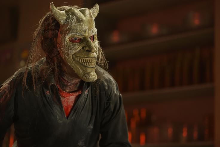 Črni telefon 2 Ethan Hawke je izvrsten kot Grabež, a ga v tem filmu sploh ne vidimo brez maske. | Foto: Karantanija Cinemas