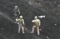 Velika napaka ruskih vojakov. Objemali so se, ko je priletel dron. #video