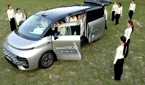 Nov svetovni rekord: kitajski enoprostorec sprejel 42 ljudi #video