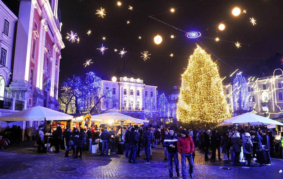 Ljubljana božične stojnice | V Sloveniji spet opažamo porast okužb. | Foto STA