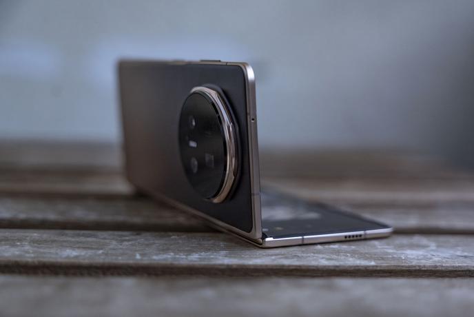 Honor Magic V5: pregibnež, ki zavrača kompromise