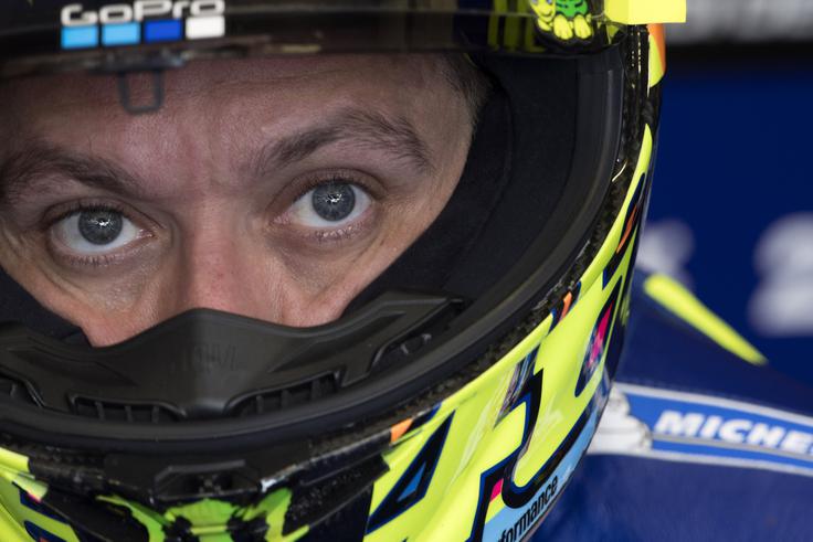 Valentino Rossi je pretiraval in tri zavoje pred koncem zdrsnil ter končal v pesku. | Foto: Getty Images