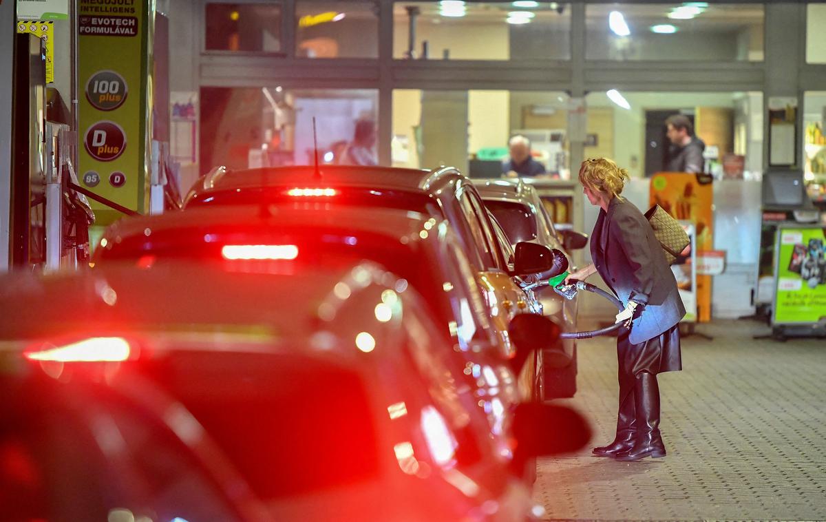 Bencinski servis Mol na Madžarskem | Cene pogonskih goriv na bencinskih servisih ob avtocestah in hitrih cestah medtem trgovci določajo sami. | Foto Reuters
