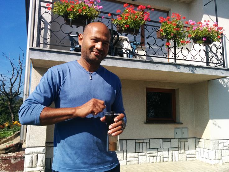 Potem ko se je Omar preselil v Slovenijo, je s svojo kavo najprej prepričal taščo in prijatelje, danes pa se s prodajo kave preživlja. | Foto: Urška Makovec