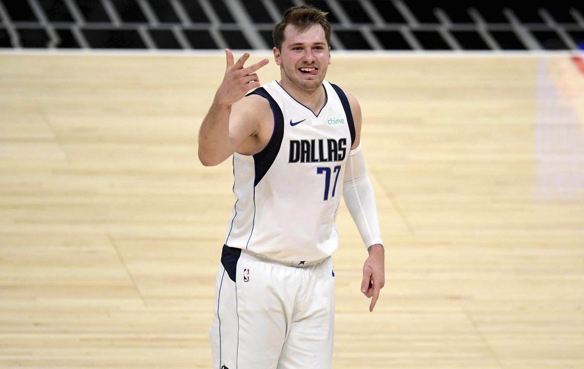 Luka Dončić | Luka Dončić je bil razigran na uvodni pripravljalni tekmi. Trener Jason Kidd ga je, kot je napovedal, v igri pustil le v prvem polčasu. V 16 minutah igre je dosegel 19 točk, v statistiko pa vpisal še šest skokov in pet asistenc. | Foto Guliverimage