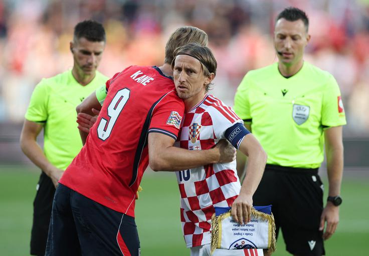 Luka Modrić pred srečanjem, ko se je pozdravil s "starim znancem" Harryjem Kanom, še ni slutil, kaj se mu obeta. | Foto: Reuters