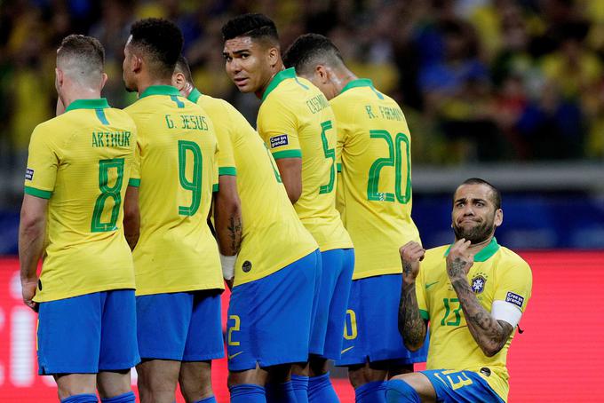 Ob vseh zvezdnikih pri Braziliji na letošnjem južnoameriškem pokalu navdušuje tudi veteran Dani Alves, ki se je v polfinalu proti Argentini izkazal tudi s tole potezo, ki je hitro zaokrožila po svetu. | Foto: Reuters