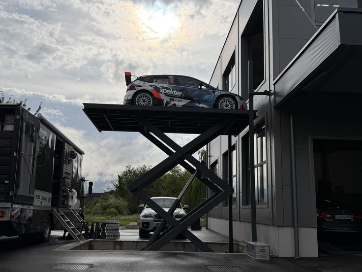 Dirkalnik državnega prvaka Roka Turka med prevozom iz prostorov moštva Servis Podlesnik Rally Sport. | Foto: Osebni arhiv