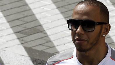 Hamilton skrajšal dopust zaradi smrtno bolne tete