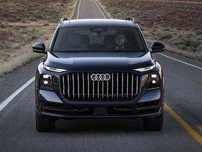 Audi razkril Q9: sedem sedežev, samodejna vrata in poslovni razred v drugi vrsti