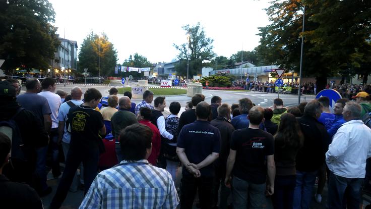 Množica gledalcev na uvodni hitrostni preizkušnji v Ajdovščini. | Foto: 