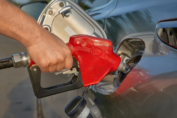 Obisk bencinskega servisa od danes stane nekoliko manj