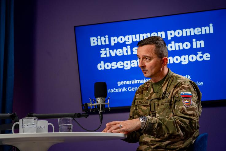 Močnik pove, da je bil odziv ob poplavah 2023 zelo hiter – in da tega niso opazili le doma. Pravi, da so tudi v tujini, ki je dogajanje spremljala, izpostavili, da je "neverjetno", da pri tako hudi ujmi "de facto ni bilo smrtnih žrtev". Ob tem doda, da so se pojavljale tudi ocene, da bi ob slabšem, prepoznem ali počasnejšem postopanju "hipotetično" lahko govorili celo o "80 mrtvih ljudeh".
 | Foto: Luka Petrič