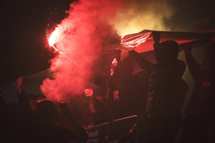 Maribor Celje | Mariborski navijači so z metanjem pirotehničnih sredstev na igrišče poskrbeli tudi za krajšo prekinitev tekme. | Foto Blaž Weindorfer/Sportida