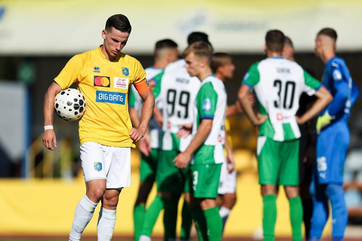 Sandi Nuhanović je izkoristil oba kazenska strela in dvakrat premagal Matevža Vidovška. | Foto: Filip Barbalić